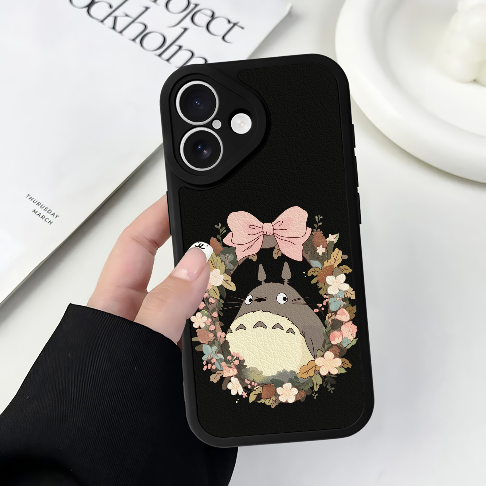 （画像用） となりのトトロ 草壁メイ 草壁サツキ My Neighbor Totoro Satsuki Kusakabe Mei Kusakabe 【iPhone 16シリーズ対応】シリコンスマホケース（レザー調） 材質：シリコン